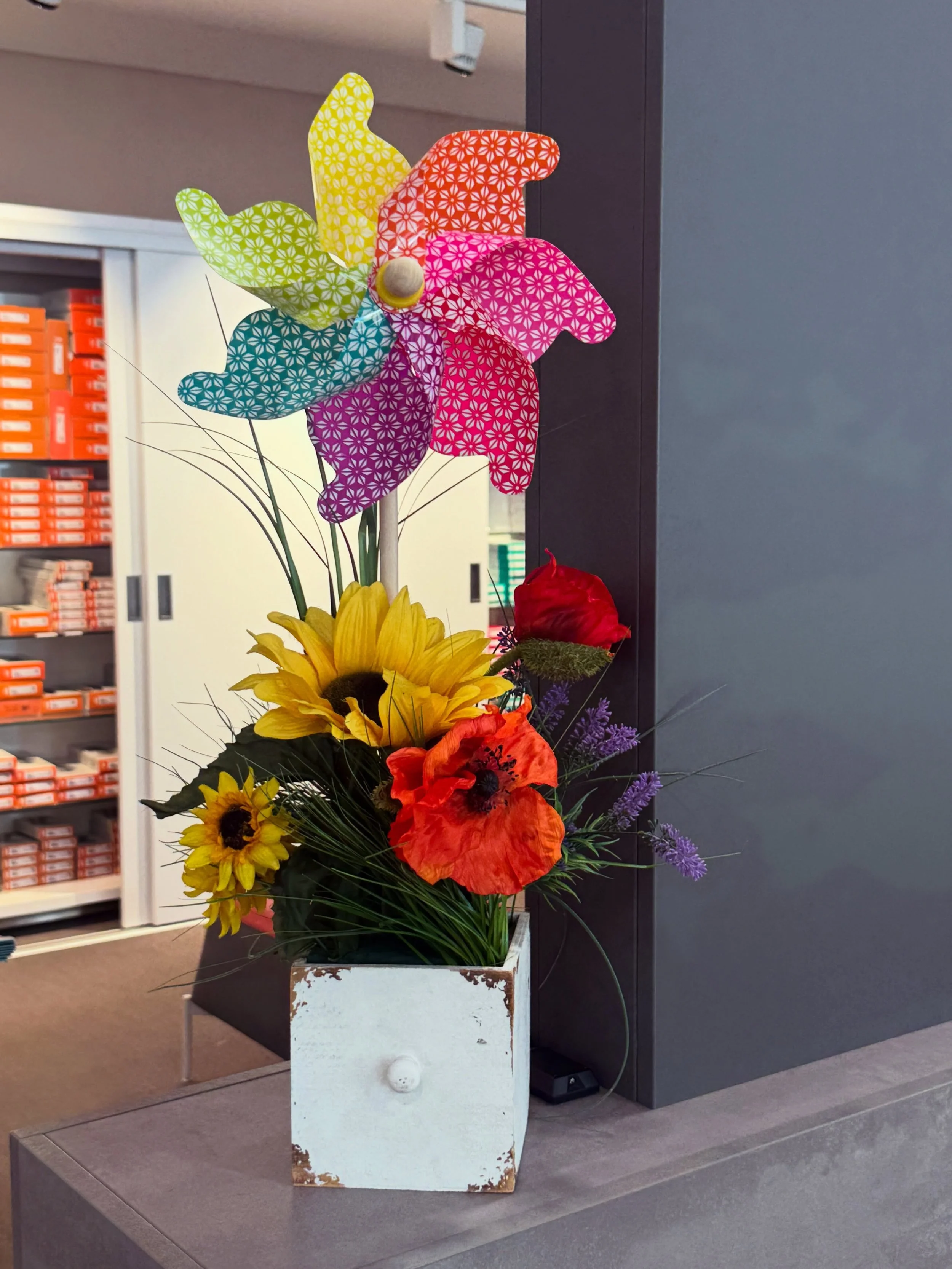 Sommer im Schaufenster. ☀️🌻
Leichte Farben, spielende Windr&auml;der und jede Menge gute Laune &ndash; so f&uuml;hlt sich die sch&ouml;nste Jahreszeit an.

☀️🌻🌺🌀 

#sommerdeko #decoration #shopwindow #visualmerchandising

@sanitaetshausschmieg