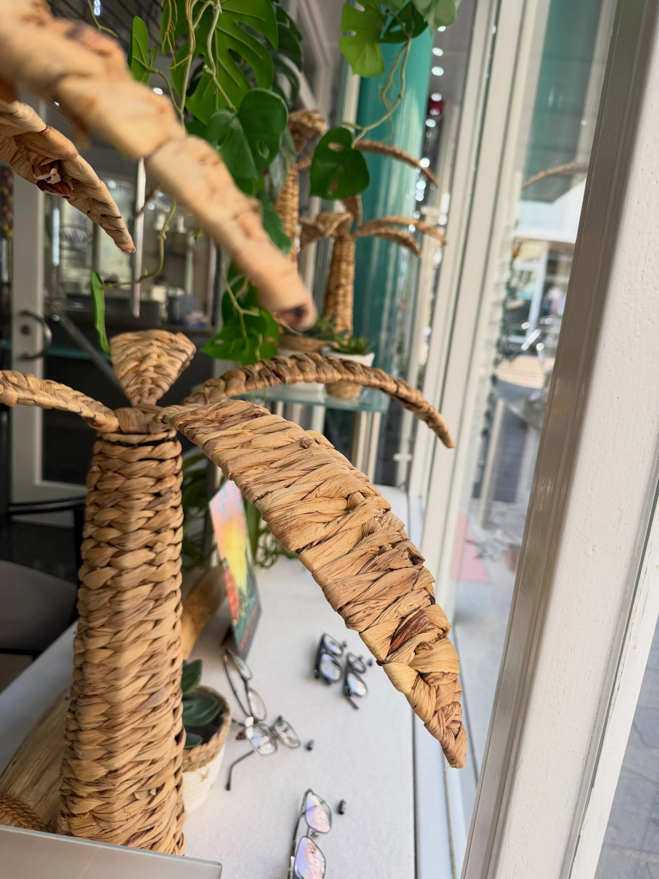 The Summer is Magic ☀️🌴💚💛

Sommervibes bei @optik_schick 

#decoration #visualmerchandising #shopwindow