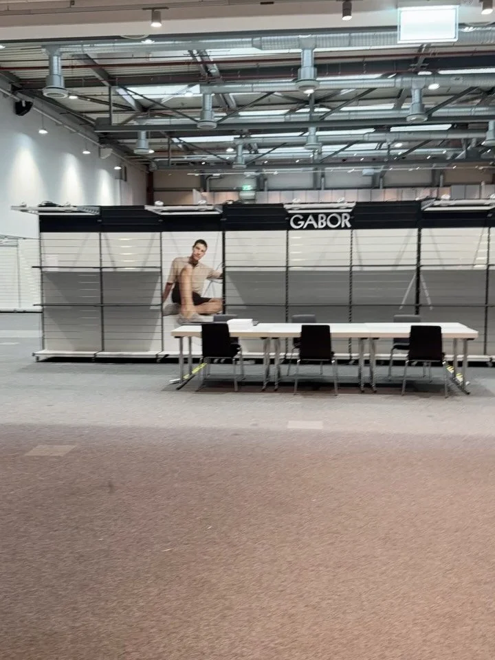 F&uuml;r die SABU Messe ist alles vorbereitet - kann los gehen 👠🌺👡👟👞🥿🩰👟

#dekoration #visualmerchandising #schuhmesse