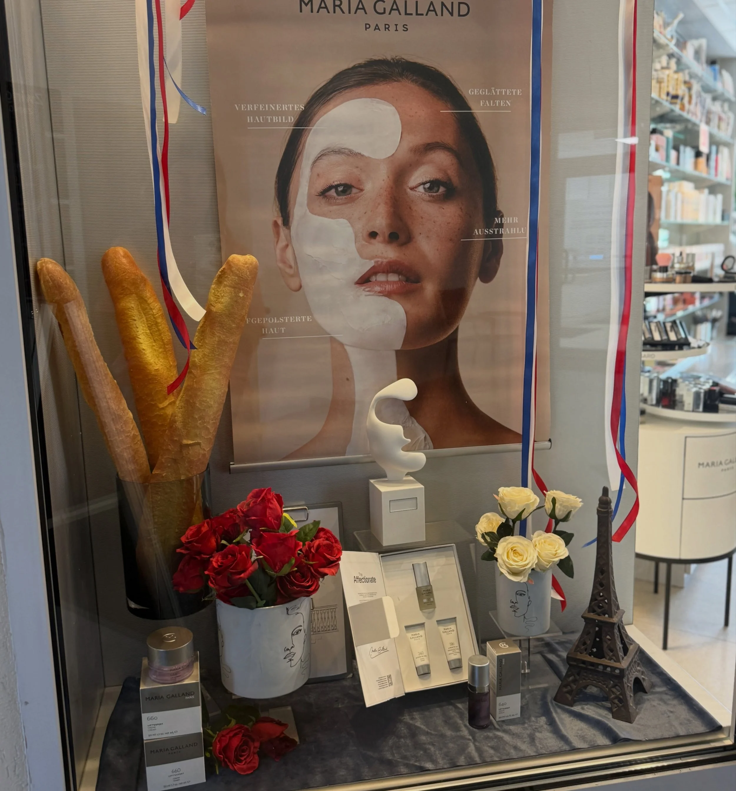 Paris Paris 🇫🇷🥖🌹💄 

Maria Galland Kosmetik 

#decoration #visualmerchandising #shopwindow #schaufensterdeko