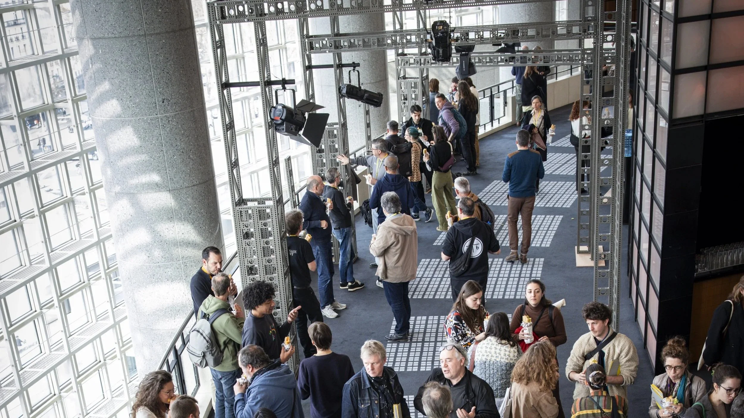 Symposium - Lunch in the exhibition area © E. Bauer - OnP