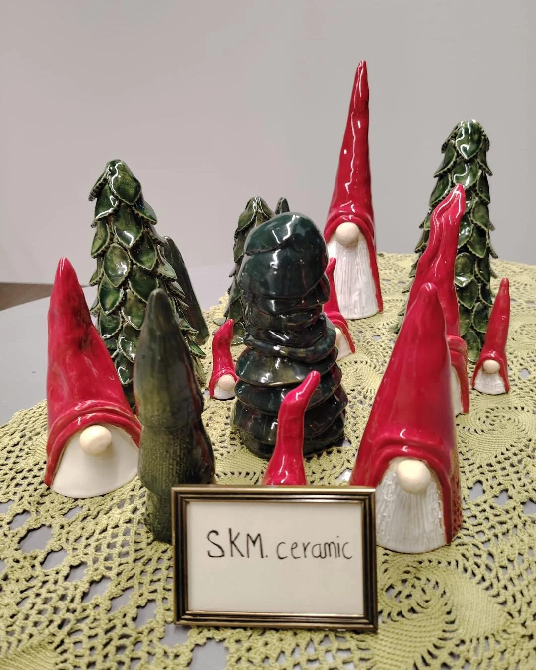 &rdquo;MINIJOULUKALENTERI&rdquo; 🤶

2. luukku avataan v&auml;h&auml;n my&ouml;h&auml;&auml;n, mutta parempi kuin ei milloinkaan! 😄 N&auml;m&auml; tontut ja muut keramiikkaty&ouml;t ovat paikallista Sari Honkasen k&auml;sity&ouml;t&auml;.

#skmceram