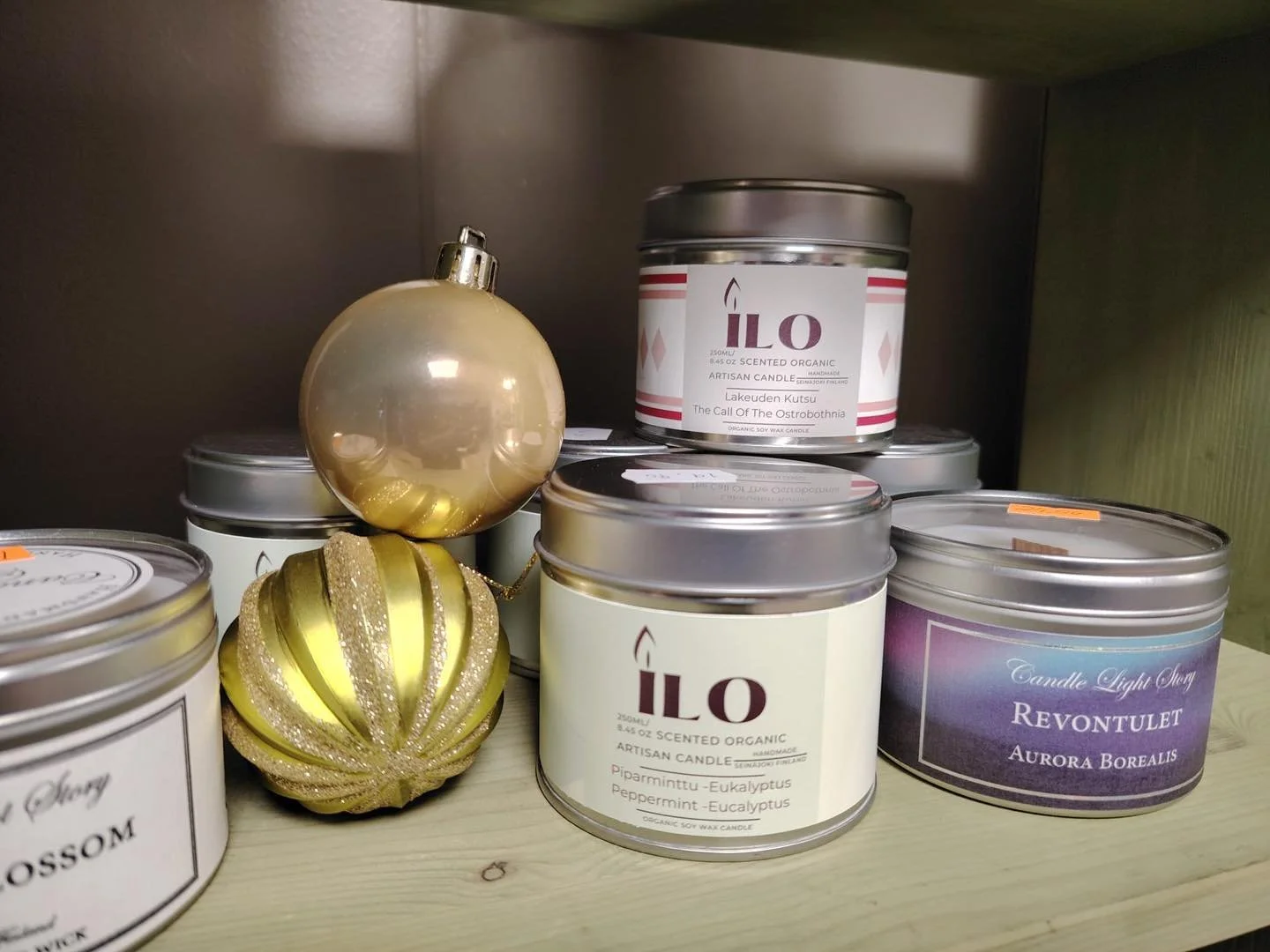 &rdquo;MINIJOULUKALENTERI&rdquo; luukut 3 ja 4 🤶

T&auml;ss&auml; kaksi ideaa vaikkapa pieniksi viemisiksi kyl&auml;&auml;n! N&auml;iss&auml; suklaissa on aivan ihanat pakkaukset ja tietenkin maku! Kynttil&ouml;iss&auml; my&ouml;s niin miellytt&auml