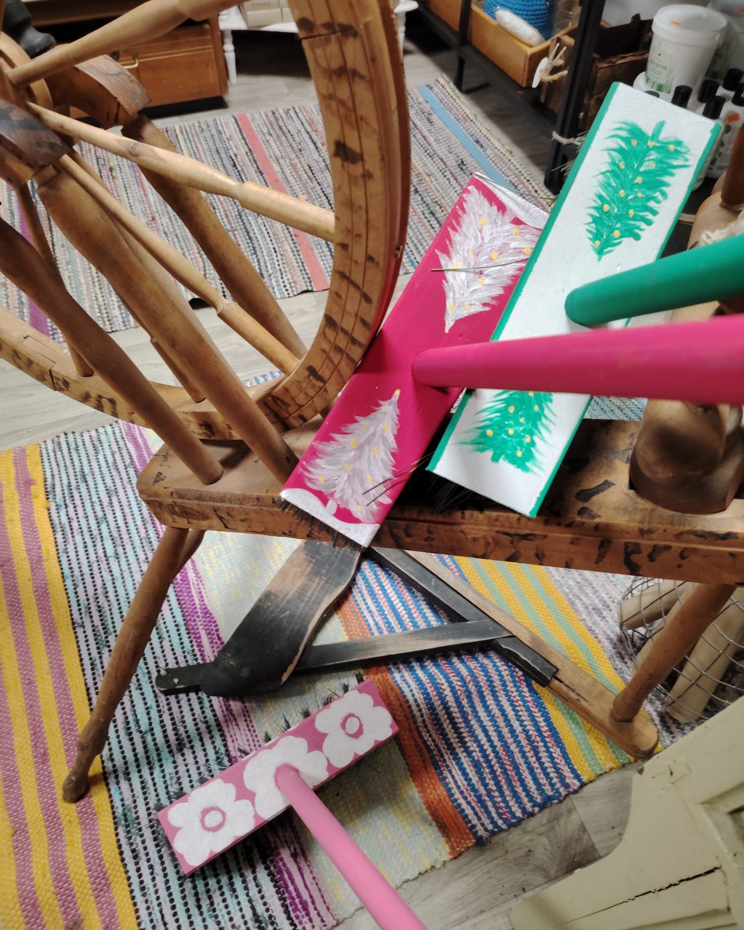 "MINIJOULUKALENTERI" 🎅

Onkohan jouluksi tulossa lunta? Meilt&auml; l&ouml;ytyisi my&ouml;s talvityyliin koristeltuja harjoja, joilla lumien putsaus rapuilta k&auml;y kuin tanssi! 😁

#maitolaiturinpuoti #maitolaiturikahvilapuoti