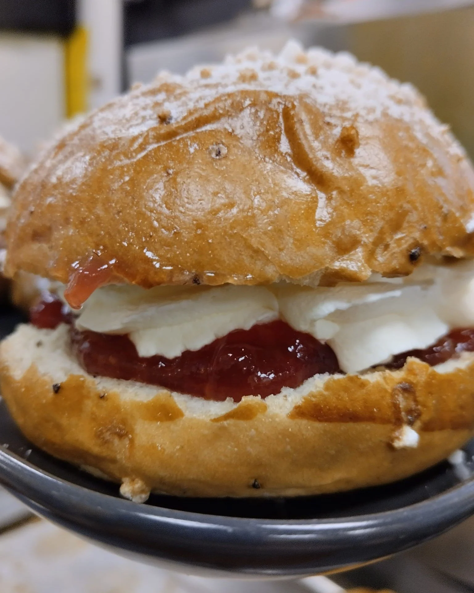 Hyv&auml;&auml; laskiaistiistaita! 😋😍

Mitk&auml; ovat sinun lempparit&auml;ytteet laskiaispullaan?

#laskiaistiistai #omankyl&auml;nolohuone #maitolaiturikahvilapuoti