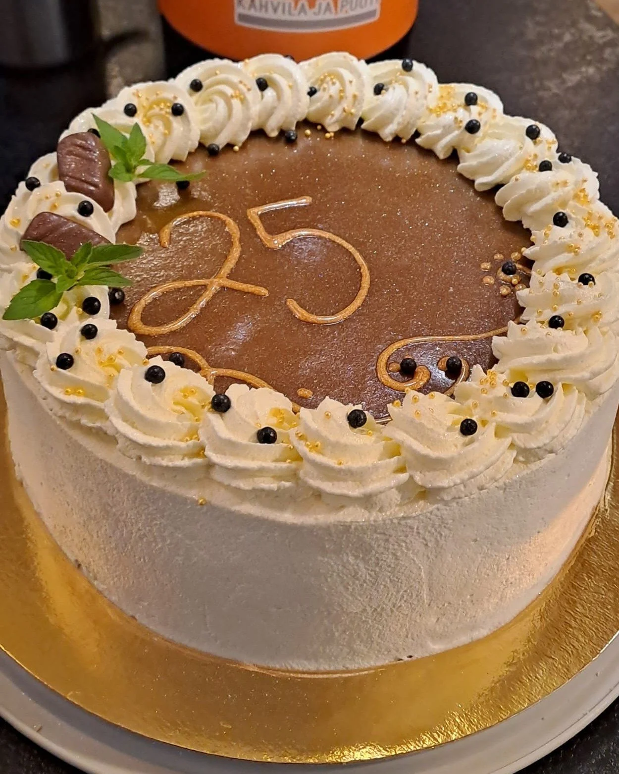 Kakkukeskiviikon kinuskikakku 🧡

#maitolaiturikahvilapuoti #maitolaiturienonkoski #itsetehty #madeinenonkoski #omankyl&auml;nolohuone