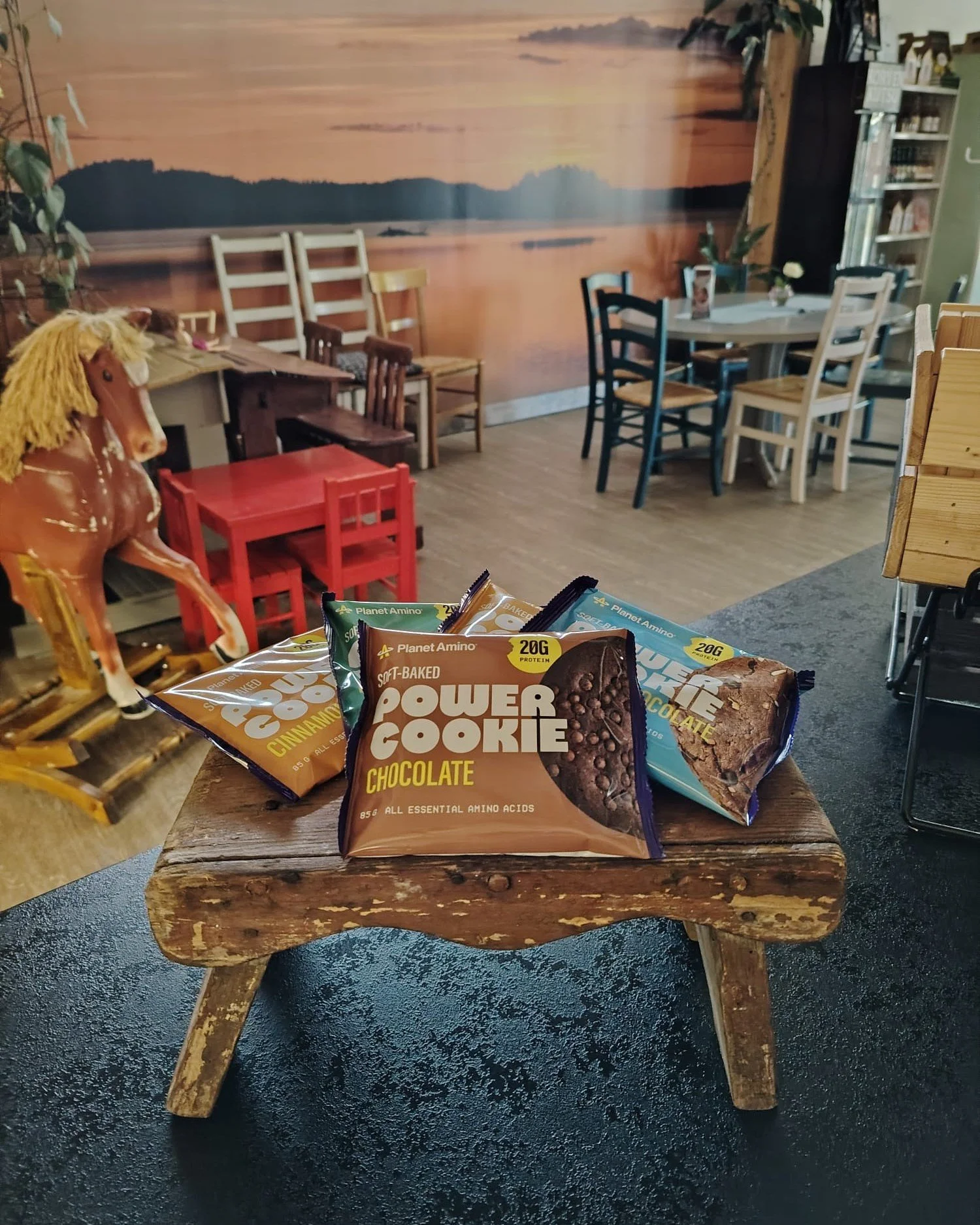 Planet Amino Power Cookiet meilt&auml;! 

Kyseess&auml; on kasvipohjainen ja gluteeniton proteiinikeksi, joka tarjoaa reilusti energiaa ja kaikki v&auml;ltt&auml;m&auml;tt&ouml;m&auml;t aminohapot lihaskasvuun ja palautumiseen. T&auml;m&auml; onkin t