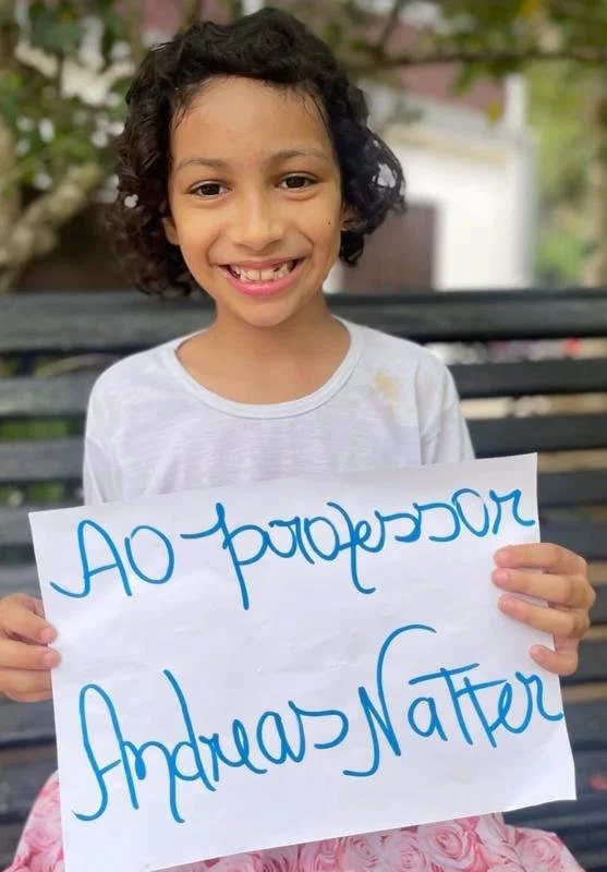 Kind aus dem Anajô-Projekt mit Dankesbotschaft