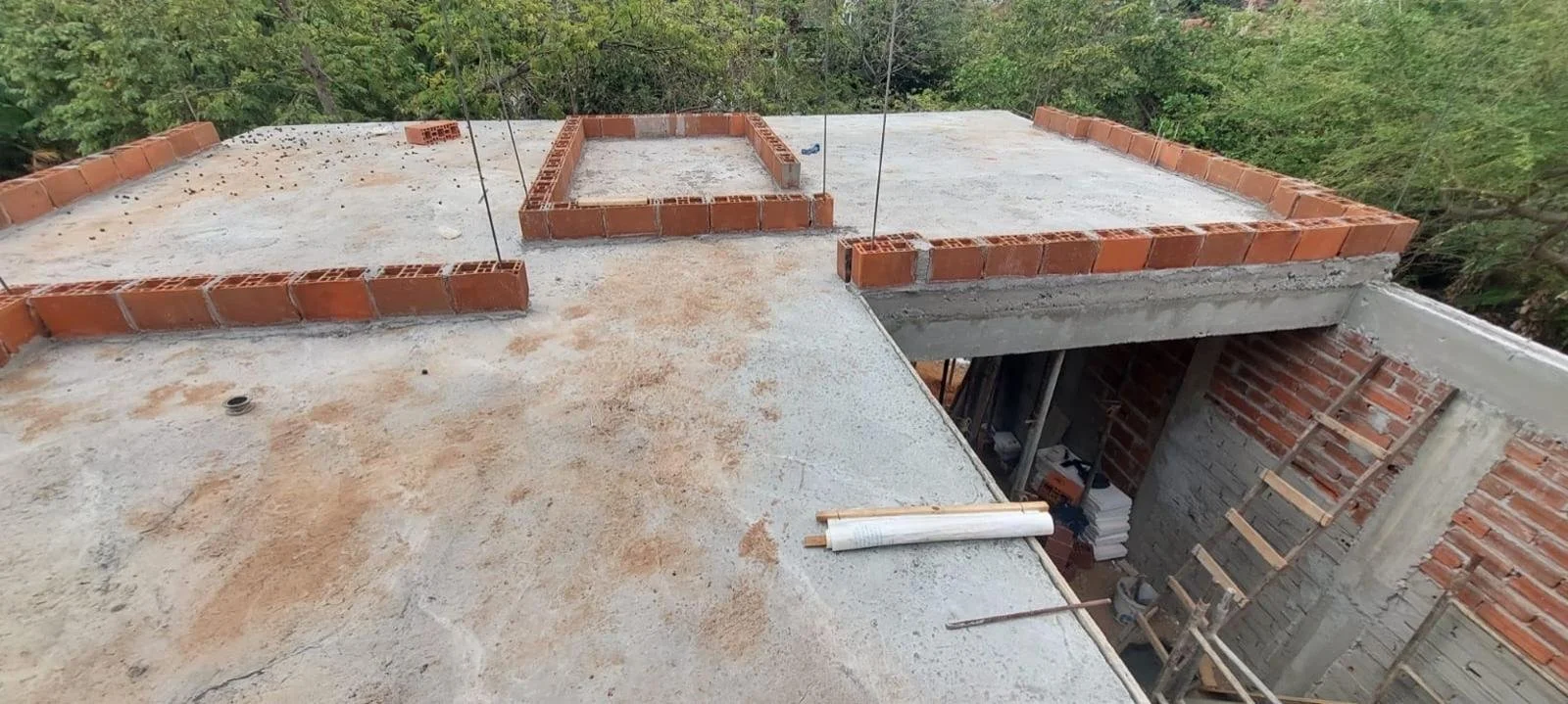 Erste Bauetappe von Casa Anajô – Decke und Raumaufteilung im Entstehen