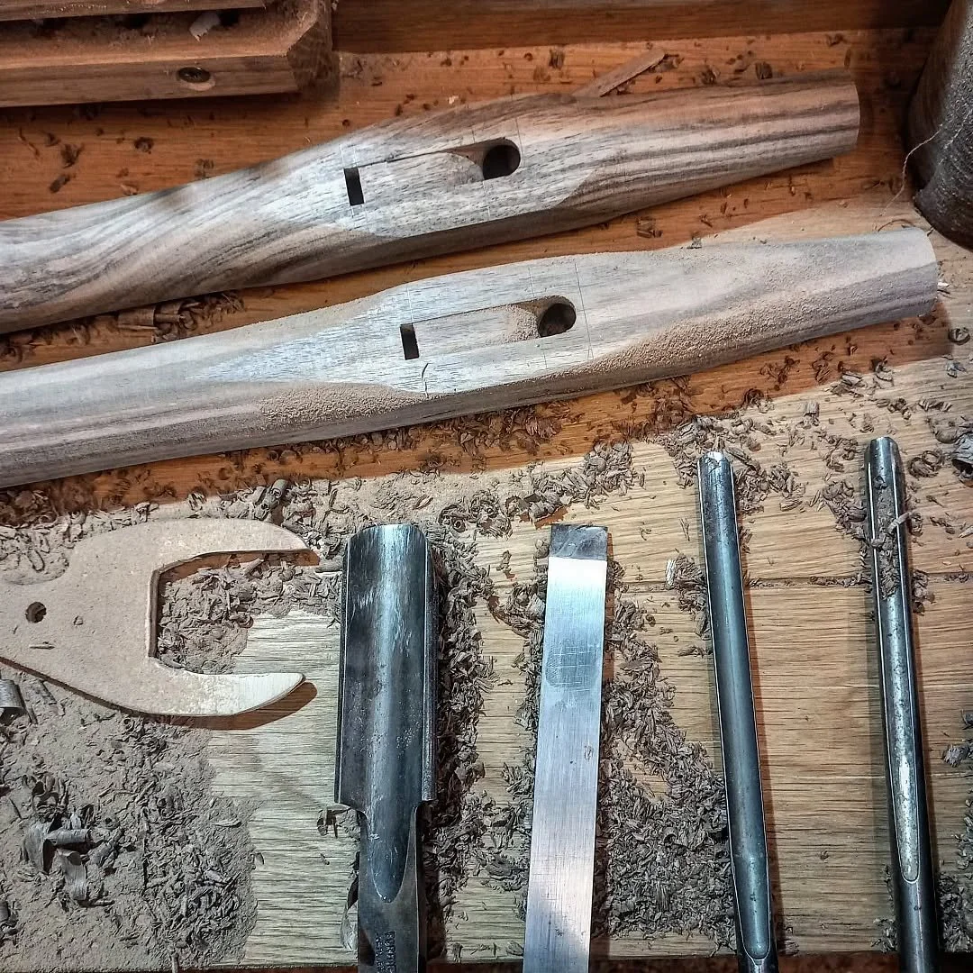 Outils d'atelier et une fl&ucirc;te en devenir..

-

Depuis 2016, je cr&eacute;e des fl&ucirc;tes sur-mesure, chacune fa&ccedil;onn&eacute;e avec soin et une attention particuli&egrave;re &agrave; l&rsquo;harmonie du son et du bois. 

En plus de mes 