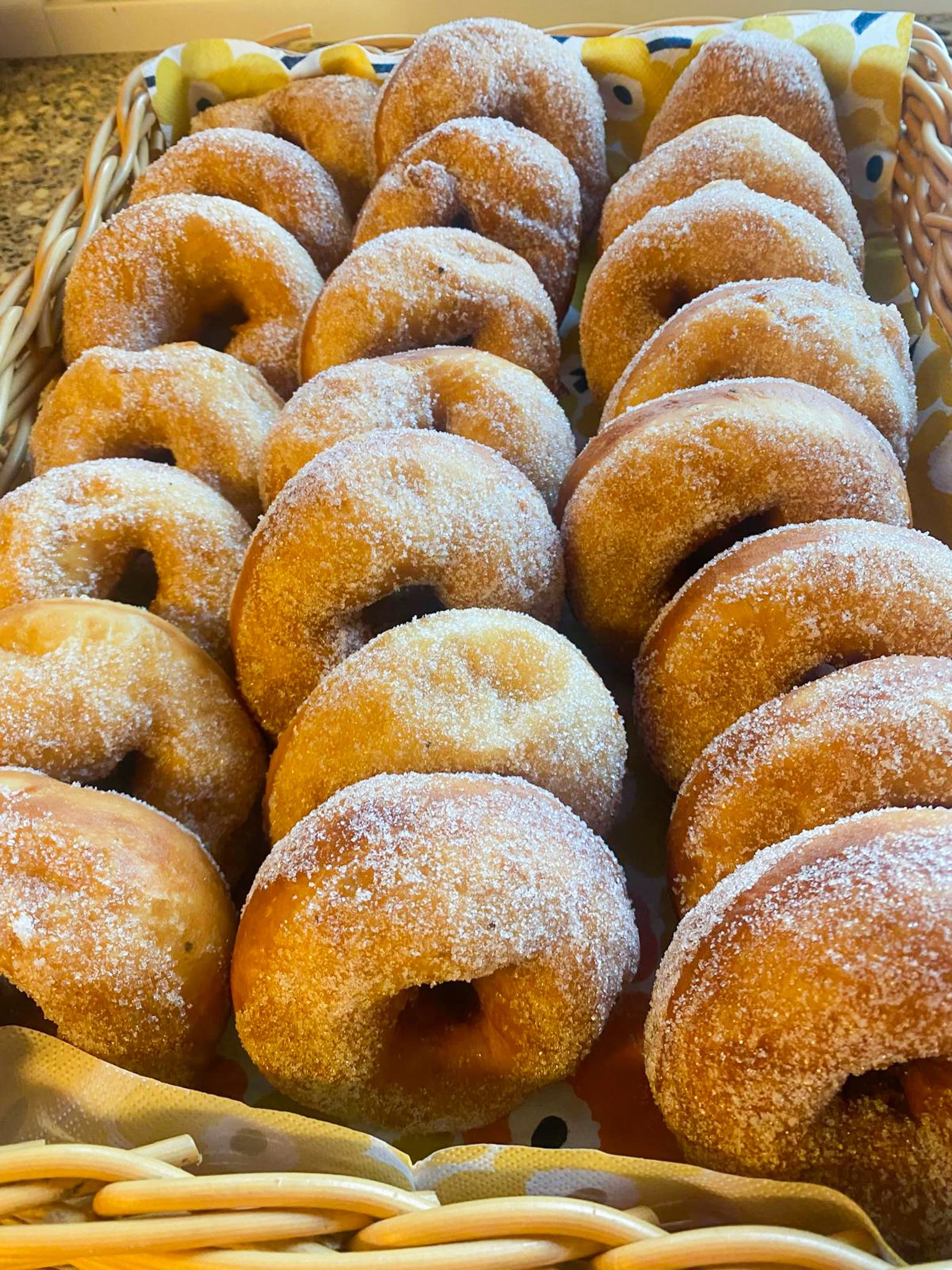 Liedon Maaseutunaiset munkkien leivontaa. 