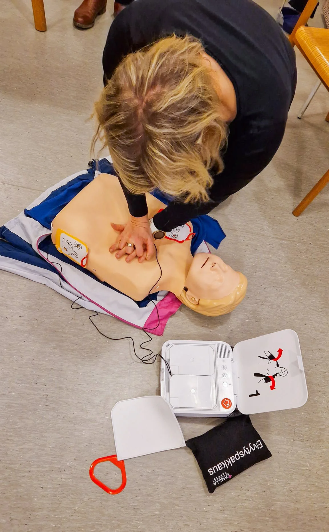 Liedon Maaseutunaiset järjestämällään ensiapukurssilla. Ensiapukurssi.