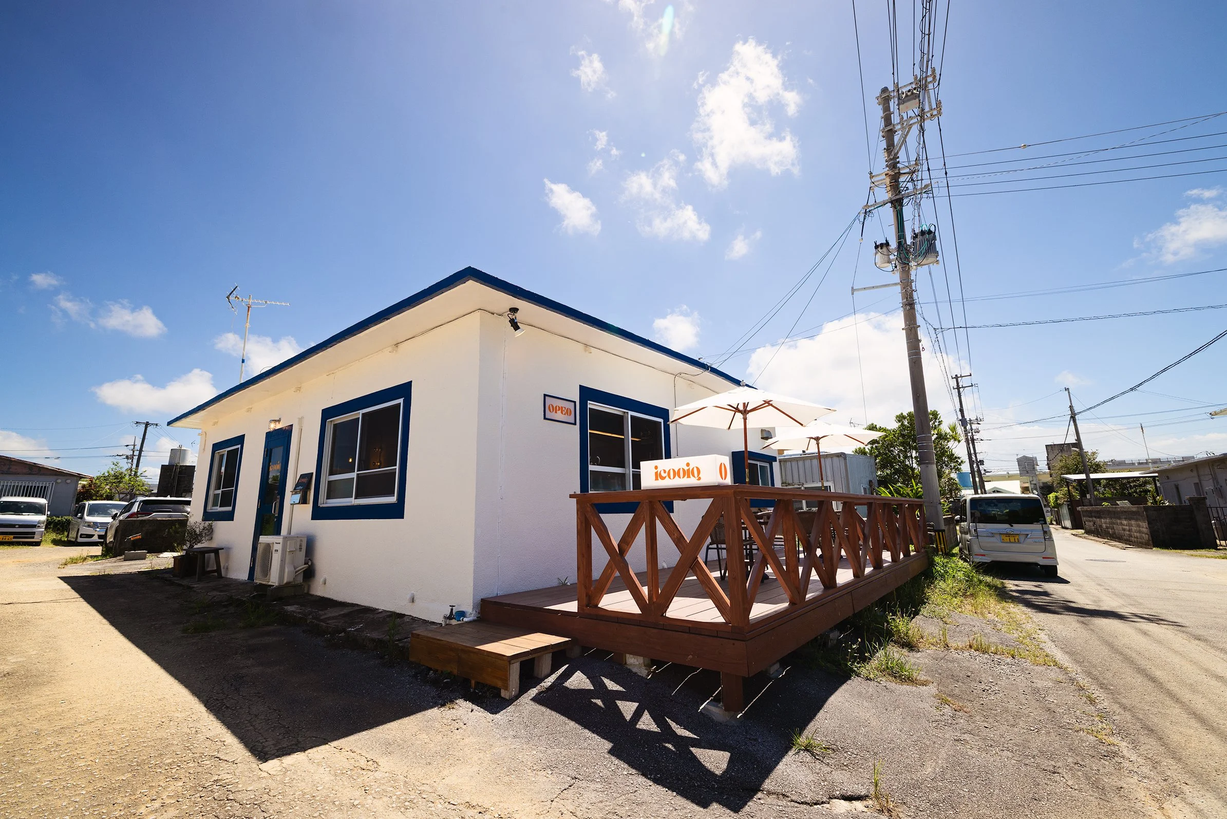 picture of the outside of iconiq coffee in kadena okinawa