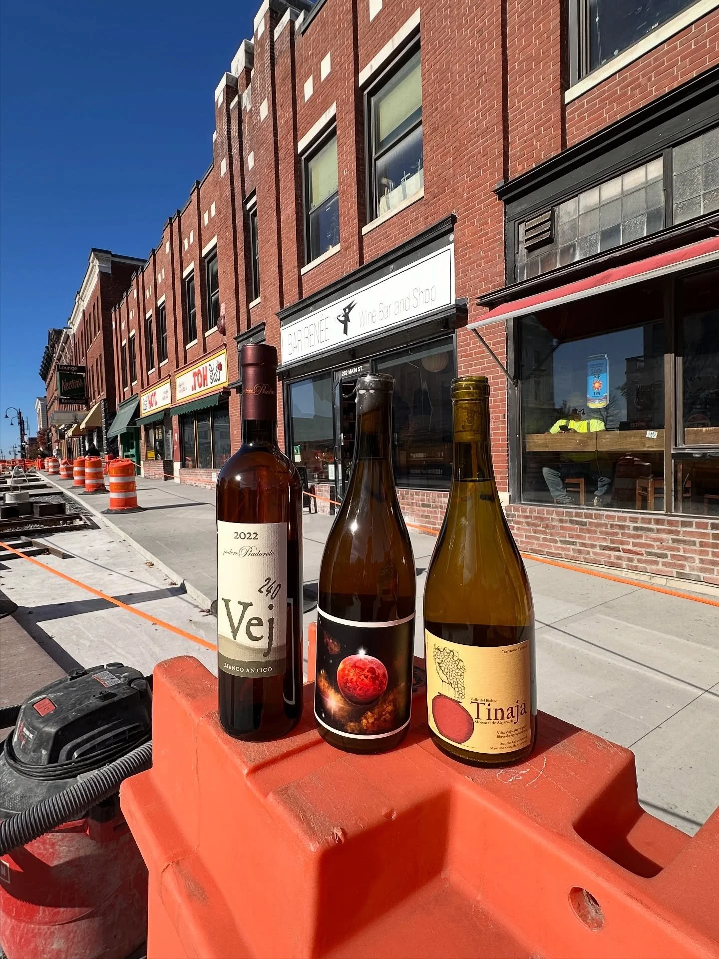 🎃Orange wine lineup Day 1🎃 10/29-10/31 - rotating orange wines by the glass all week. 👻 Main Street construction has a monopoly on orange decor this year.