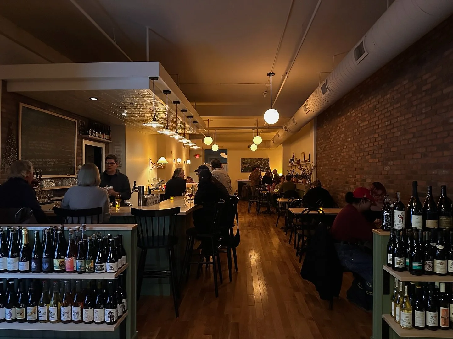 Cooler temps and darker days - the bar is waiting.

#sansspoof #winebar #naturalwinebar #naturalwine