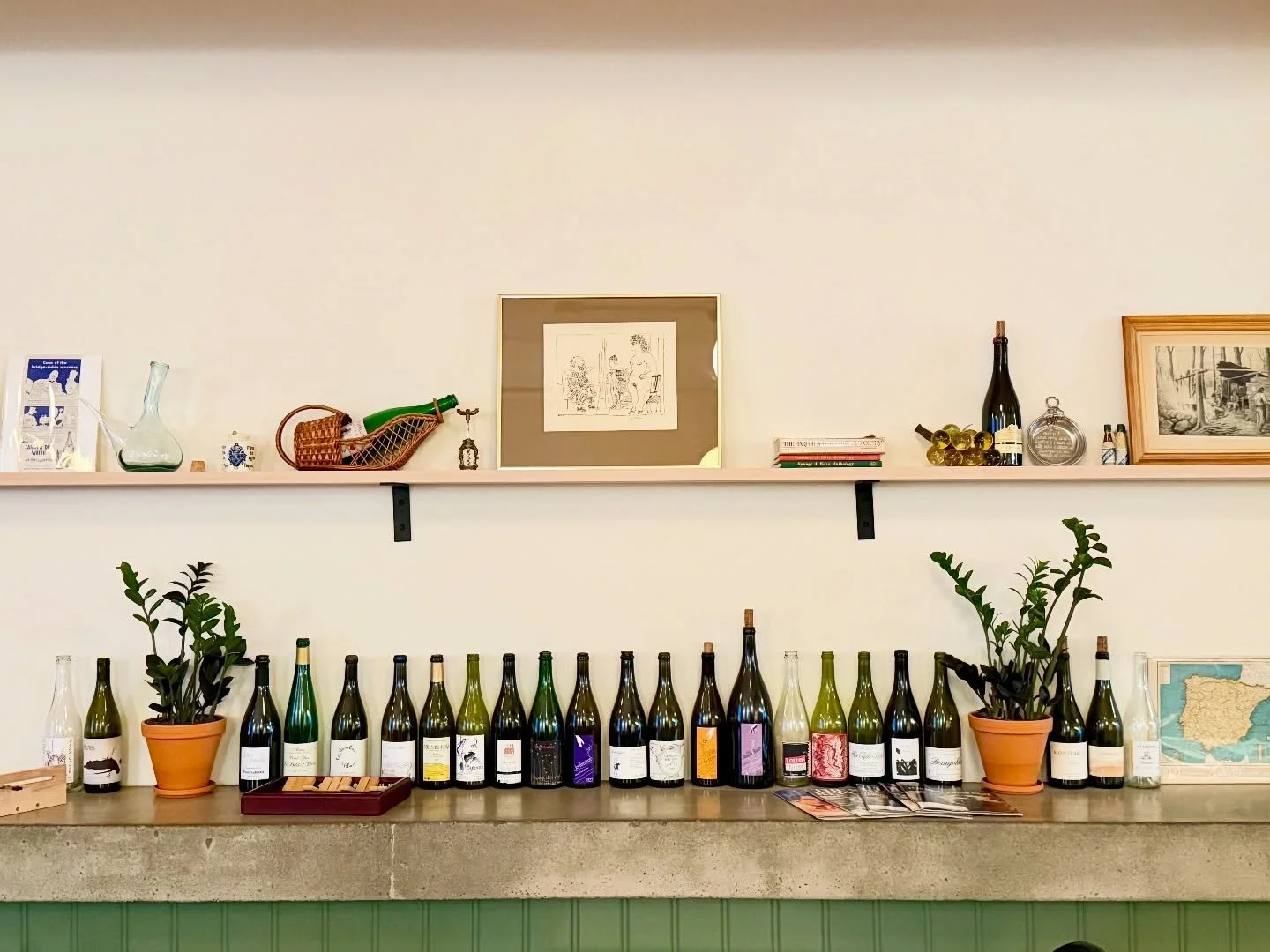 It&rsquo;s Friday and the sun is shining. The bar and retail are open noon to 11pm. Bottles are ready.

#purjus #naturalwinebar #burlington