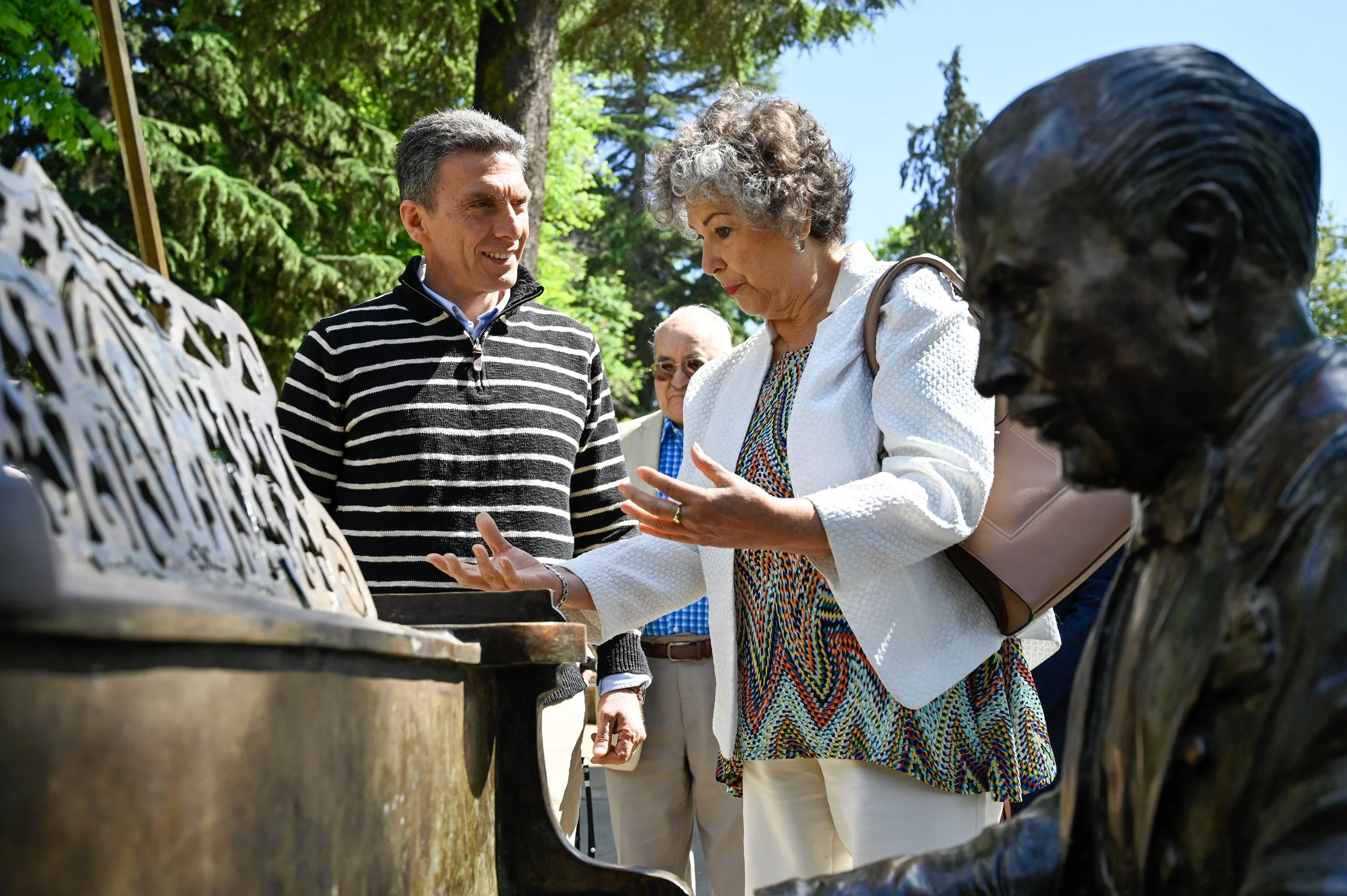 Hija de tenor Ramón Vinay agradece al alcalde Benavente por destacar la figura de su padre