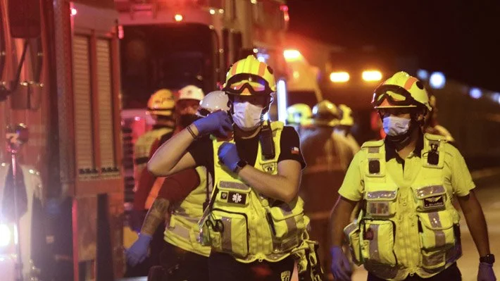 Bus con hinchas de Colo Colo se volcó en Ruta 5 Norte: Hay dos personas en riesgo vital 