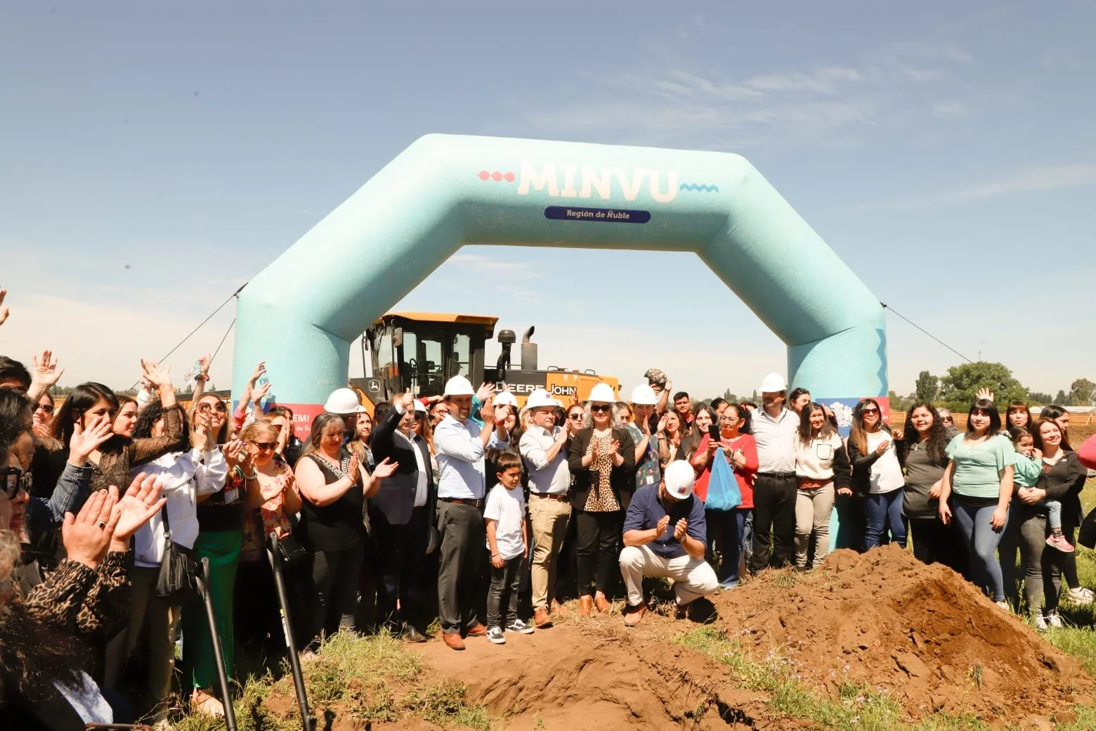 CUMBRES DE BAQUEDANO: FAMILIAS PARTICIPARON EN LA PRIMERA PIEDRA DE SUS FUTURAS VIVIENDAS