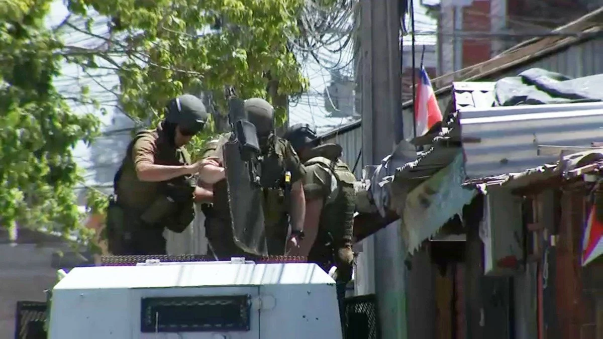 Sujetos armados están parapetados en un departamento de Puente Alto: habrían amenazado a una vecina