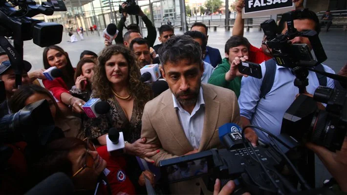 Jorge Valdivia llega en silencio a audiencia de reformalización por segunda denuncia de violación 