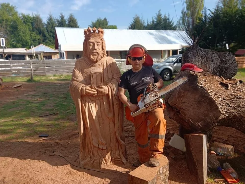 Coihueco resalta el espíritu de la Navidad con pesebre artesanal y mega árbol de pascua
