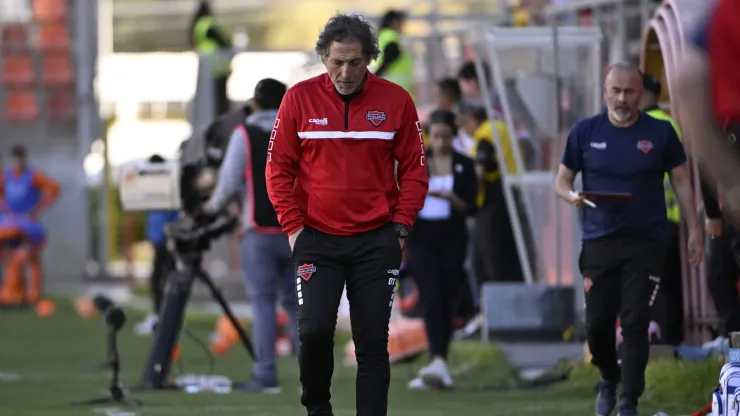 Mario Salas se va de Ñublense y ya suena en otra banca