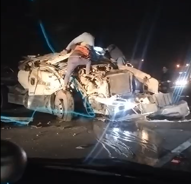 Conductor queda atrapado tras volcamiento de camión en ruta del Itata
