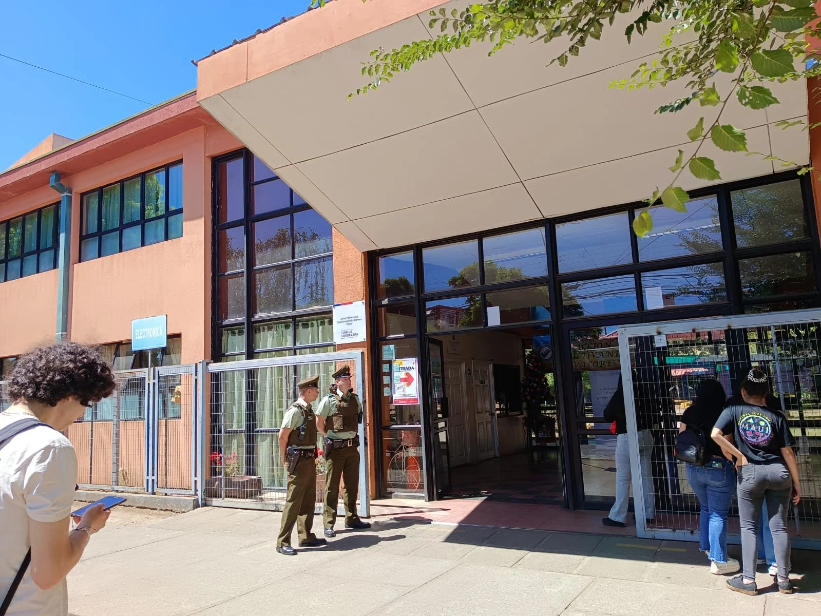 Más de 50 funcionarios de Carabineros resguardan colegios donde se realiza la PAES