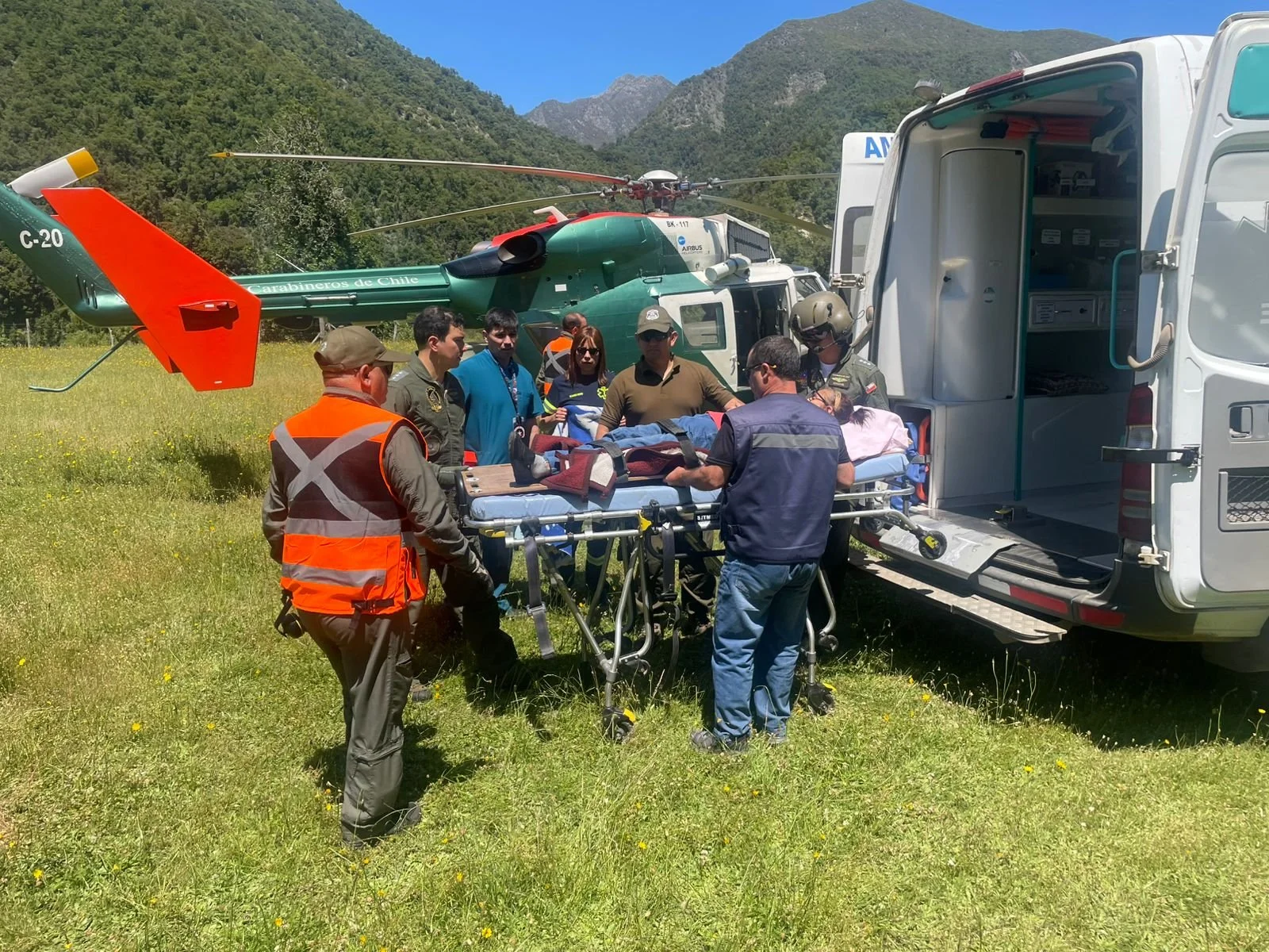 Carabineros auxilió con Helicóptero a vecina que sufrió fractura en la cordillera de Ñuble