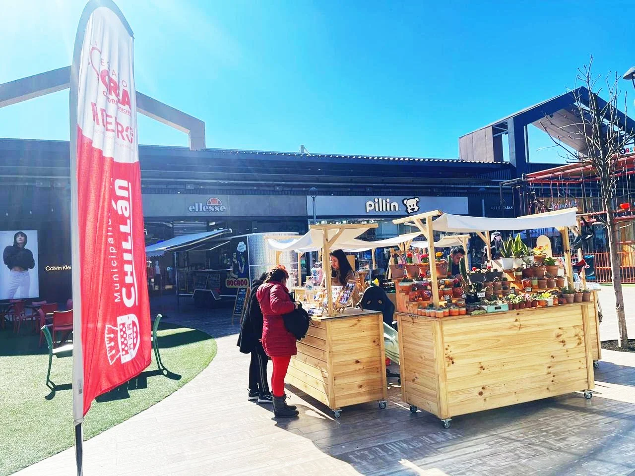 Más de 50 expositores en la feria navideña en VIVO&nbsp;Outlet Chillán