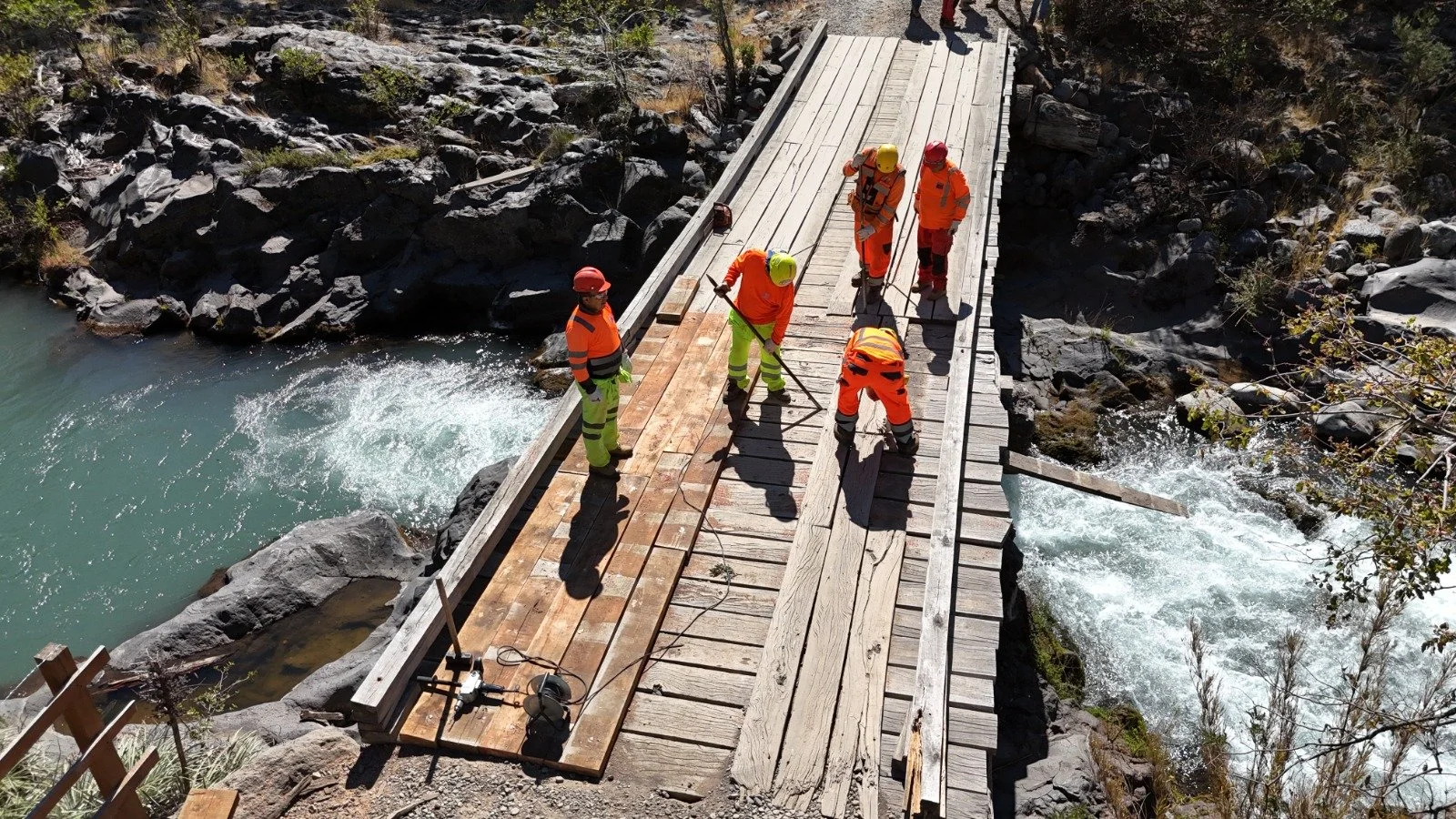 MOP FINALIZA REPARACIÓN DE PUENTE CLAVE PARA EL PASO DE VEHÍCULOS DE EMERGENCIA POR INCENDIO EN LA ZONA CORDILLERANA
