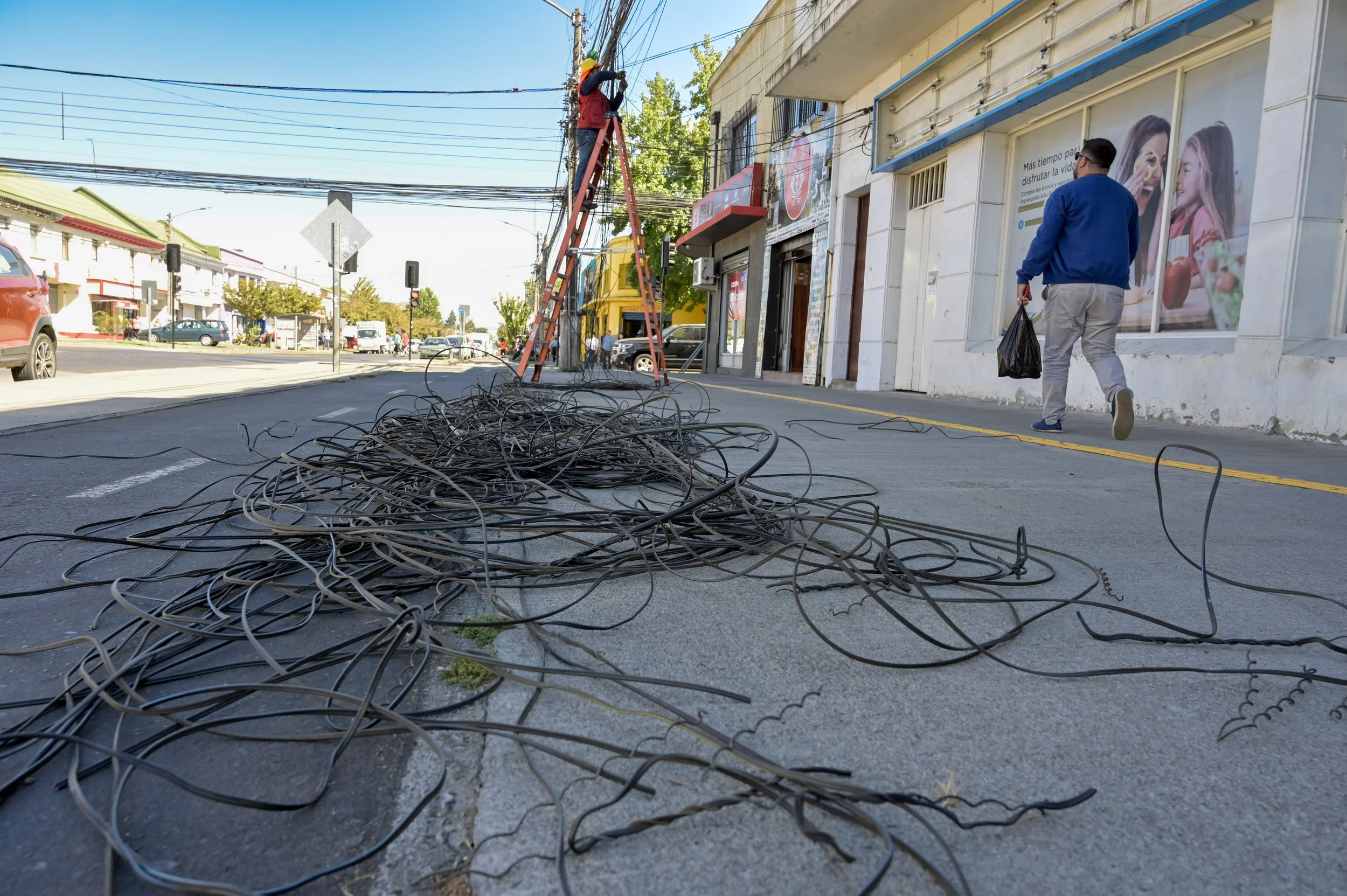 Avanza retiro de cables en desuso en distintos sectores de Chillán