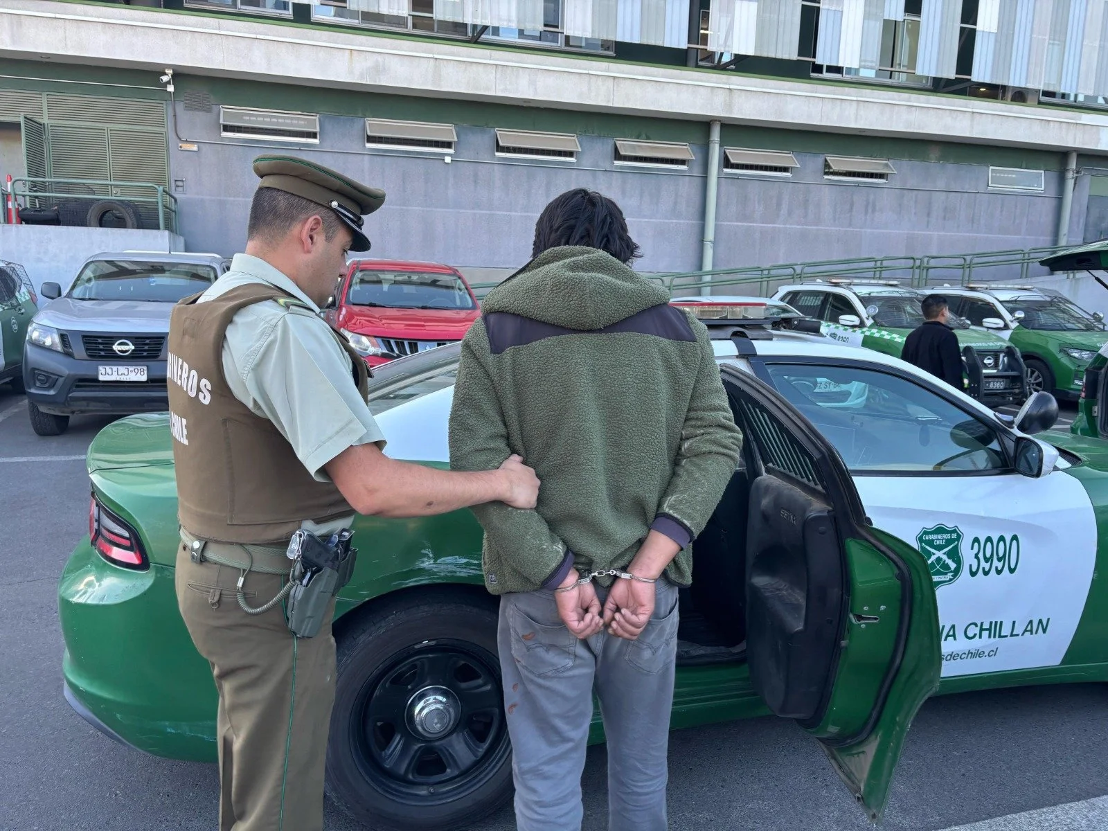 Intentó ocultar su identidad: Carabineros detuvo en la madrugada a un sujeto al interior de un restaurante en Chillán