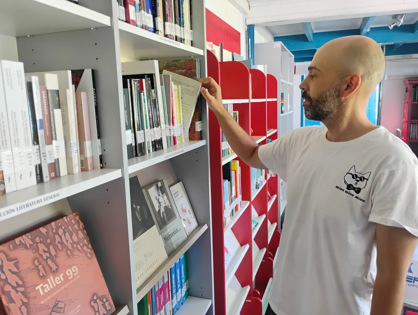 Biblioteca Gonzalo Rojas renueva sus colecciones con sobre 450 títulos desde clásicos hasta cómics