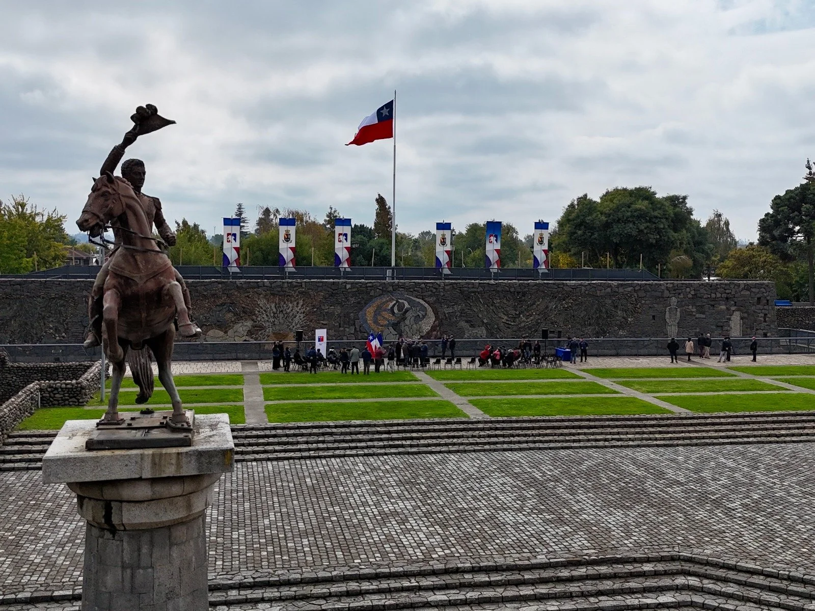 HISTÓRICO MURAL DE PIEDRA DE CHILLÁN VIEJO VUELVE A BRILLAR TRAS EXITOSA CONSERVACIÓN