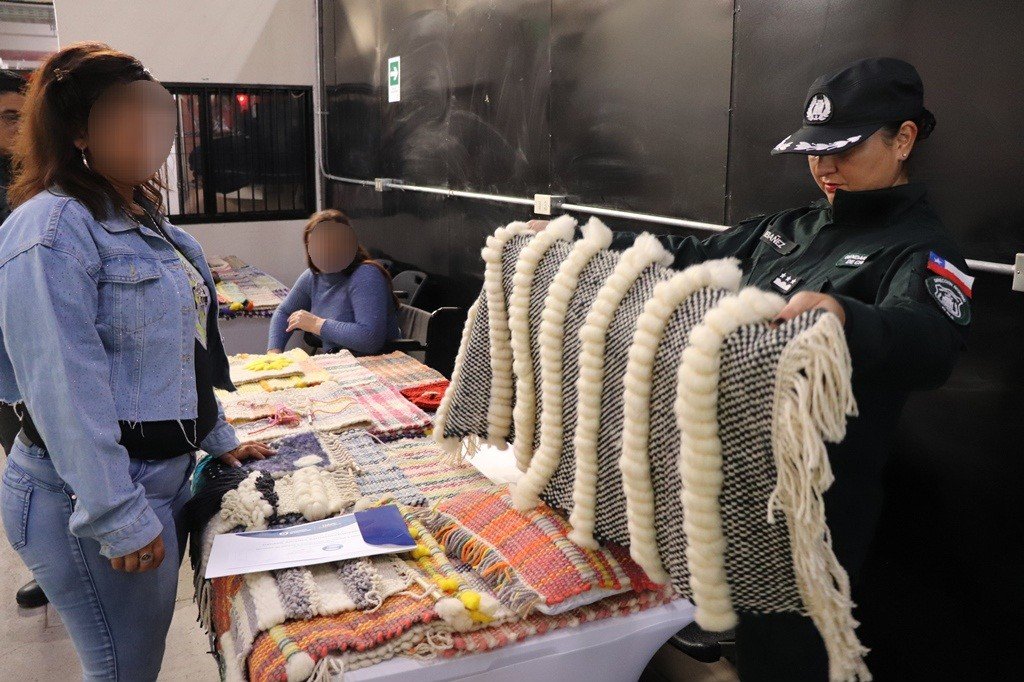 INTERNAS DEL PENAL FEMENINO DE BULNES SE CAPACITAN EN DISEÑO Y CONFECCIÓN DE TEJIDOS A TELAR