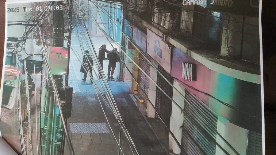 Detienen a hombre robando de madrugada en farmacia local