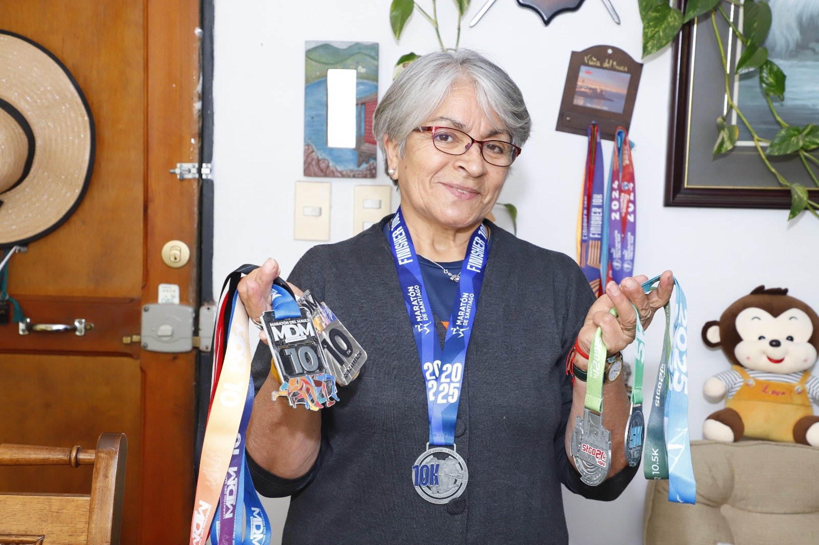 Maratonista chillanvejana de 72 años sorprende en la última Maratón de Santiago
