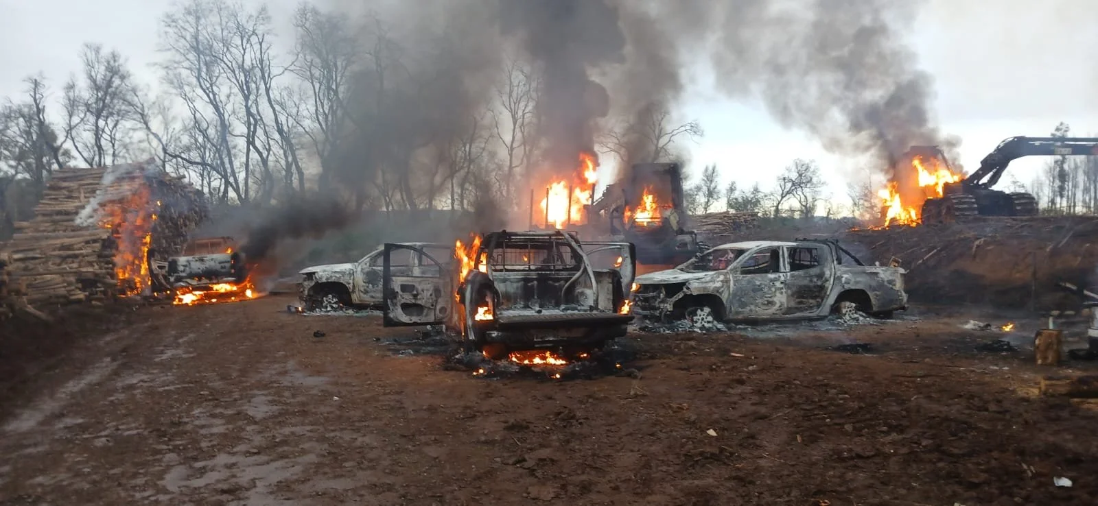 Atentado en Mulchén: destruyen vehículos, maquinarias y containers en faena forestal de CMPC