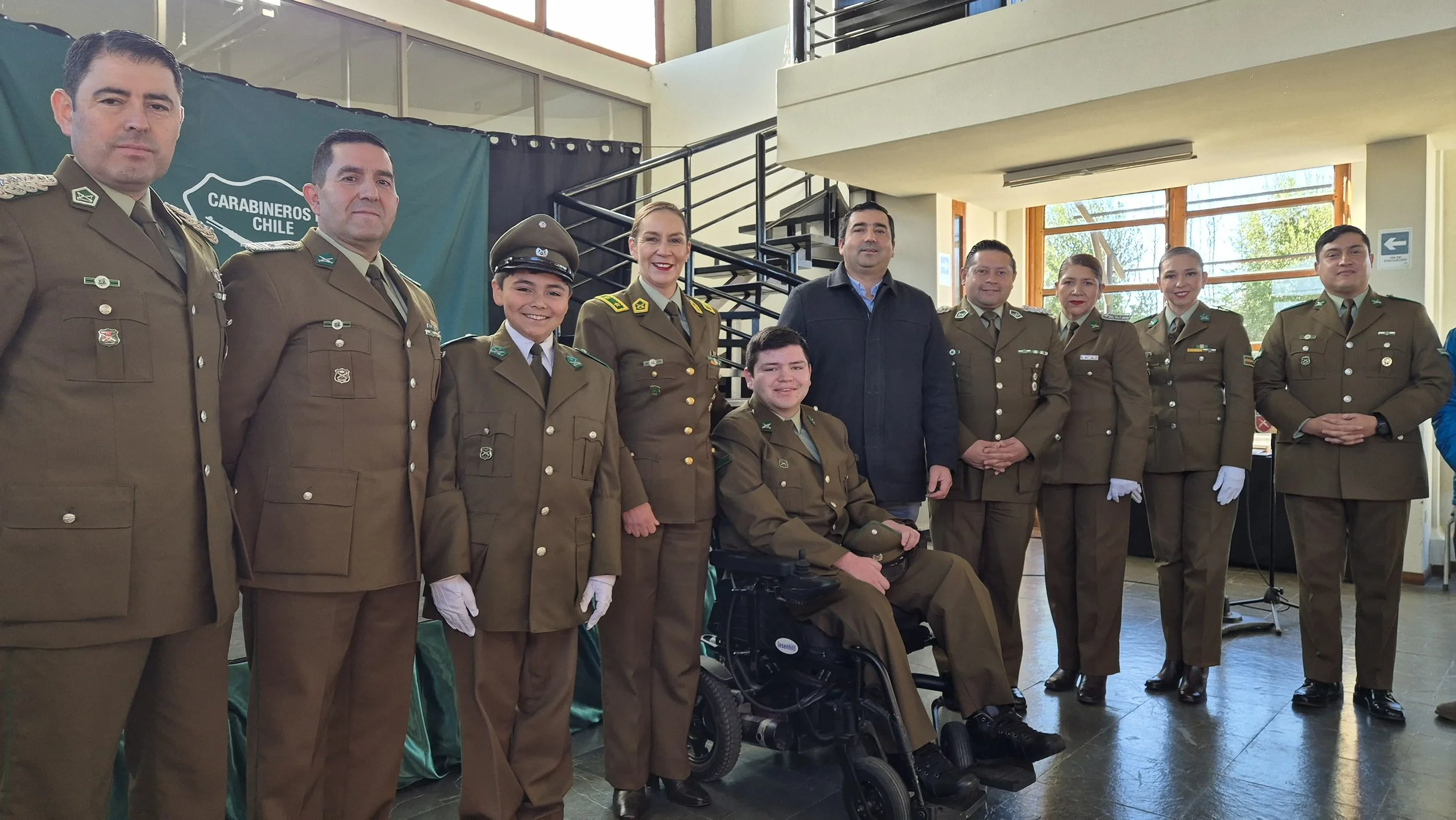 Carabineros de Tenencia Pinto invistió a joven vecino como Carabinero Honorario