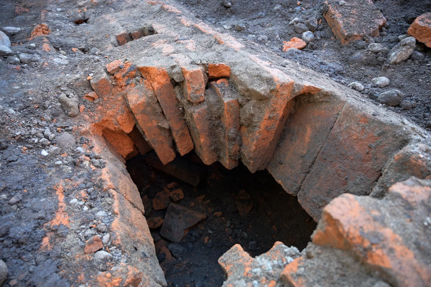 Descubren antiguo túnel en calle Isabel Riquelme que revela la historia de Chillán