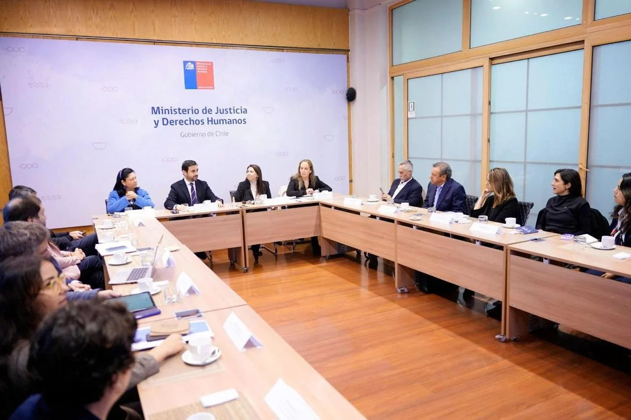 Ministerio de Justicia y empresas abordan estrategias de reinserción social juvenil