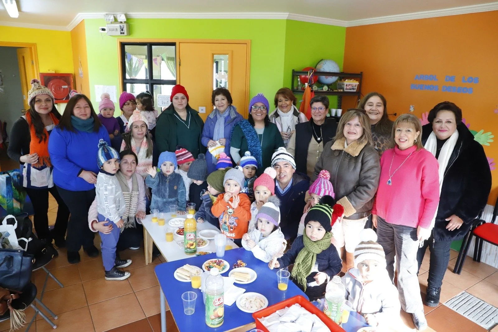Agrupación "Tres corridas y una once" lleva calor y ternura a los niños del Jardín Infantil de Rucapequén