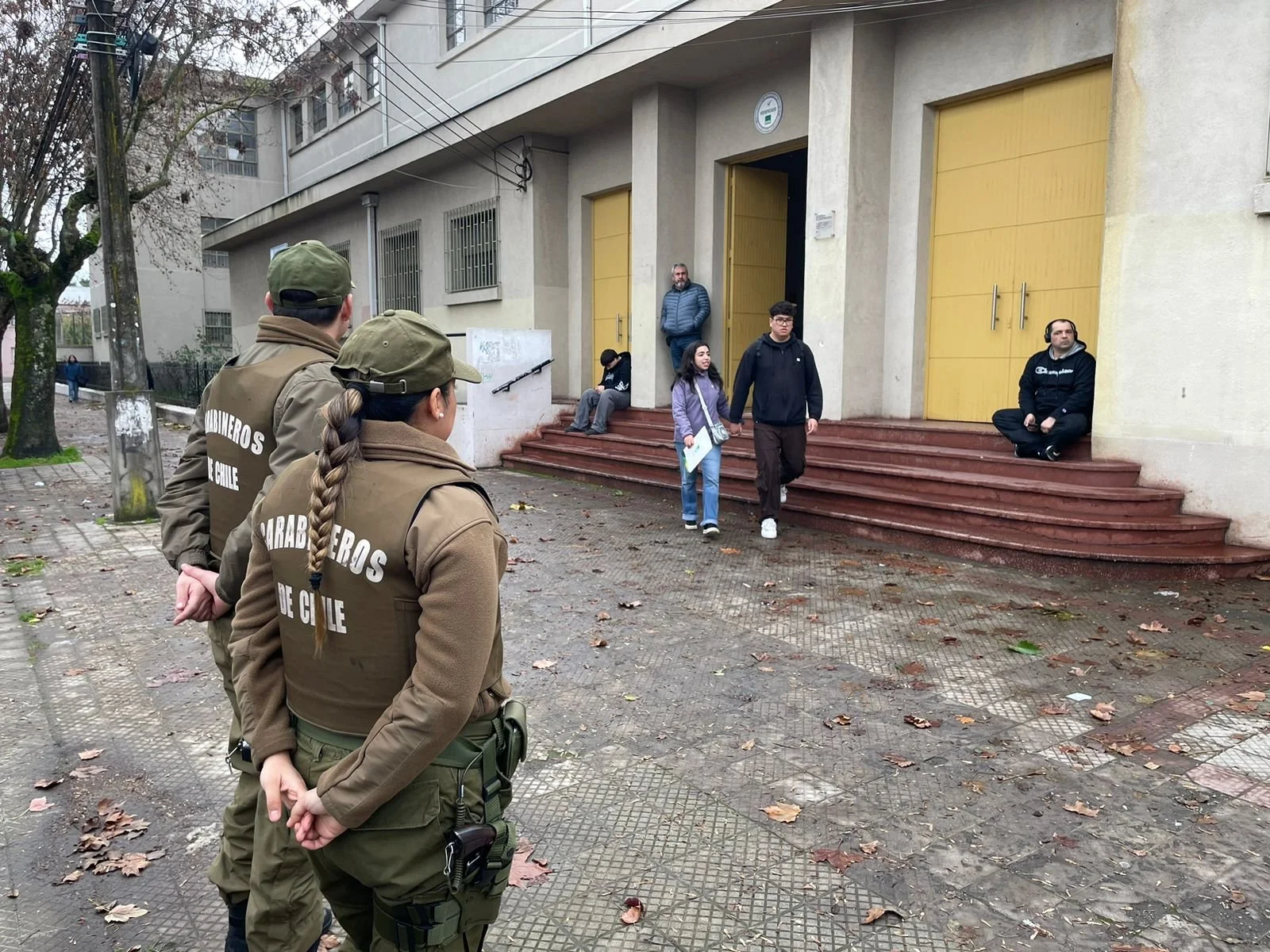 Carabineros resguarda exterior de locales de rendición de PAES de invierno en Chillán