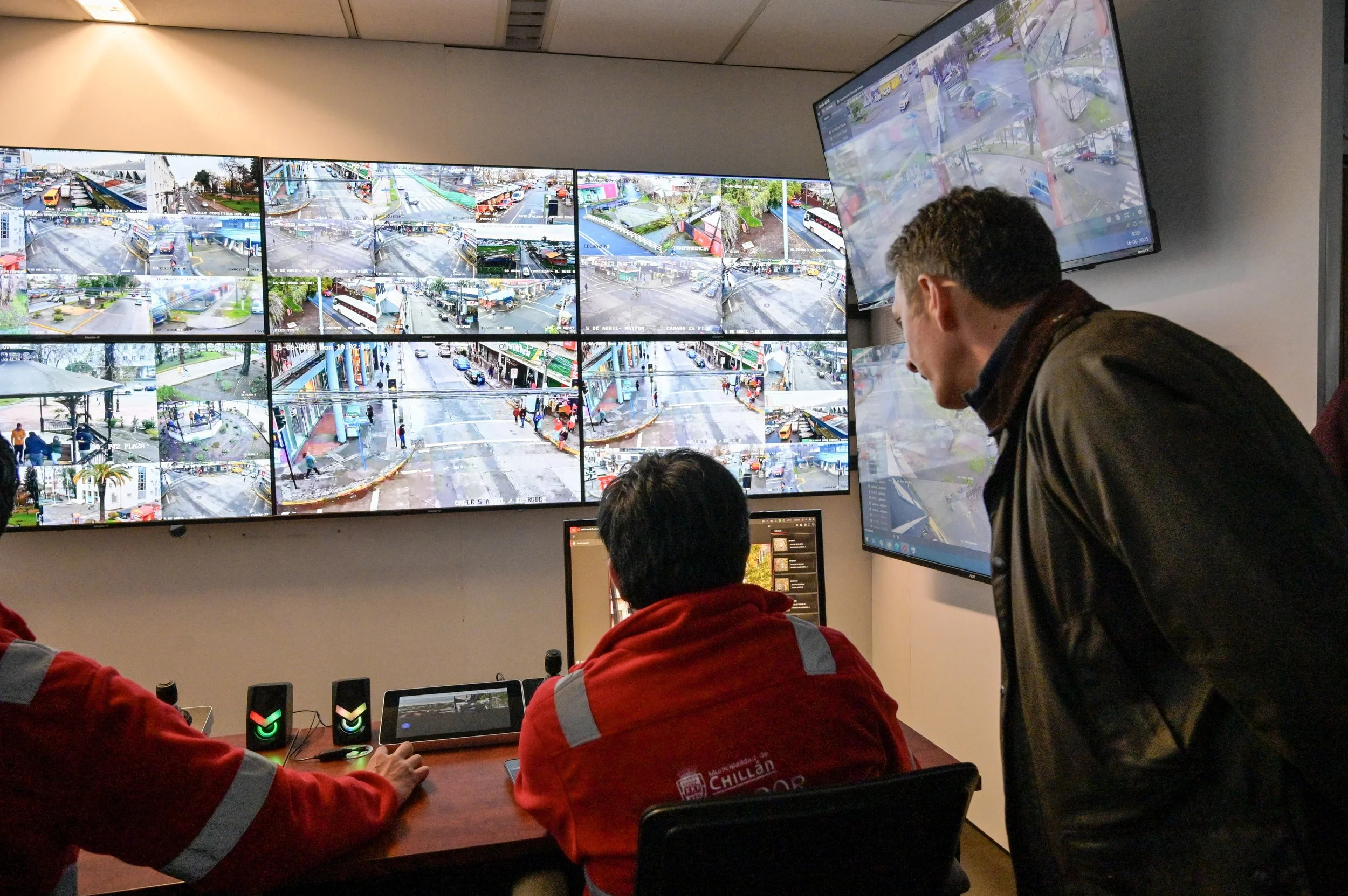 Municipalidad de Chillán moderniza sala de monitoreo de red de cámaras de la Central de Comunicaciones de Carabineros