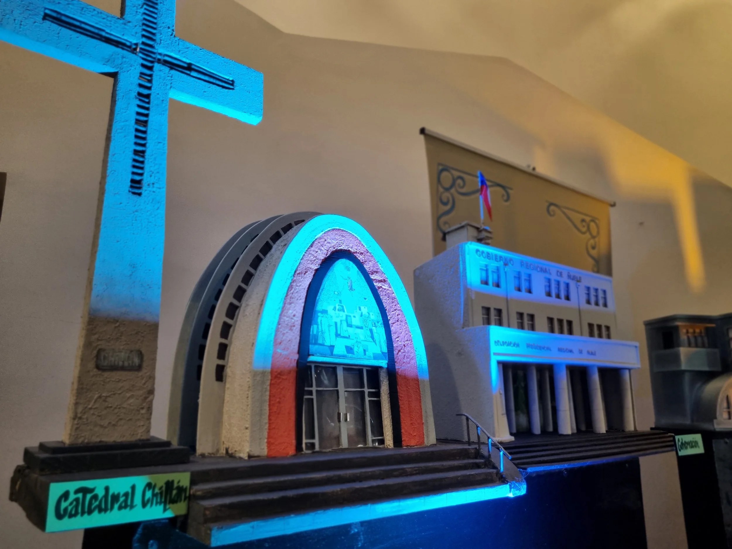 La exposición de seis edificios públicos se encuentra en la entrada del Teatro Municipal de Chillán hasta el 30 de julio de este año