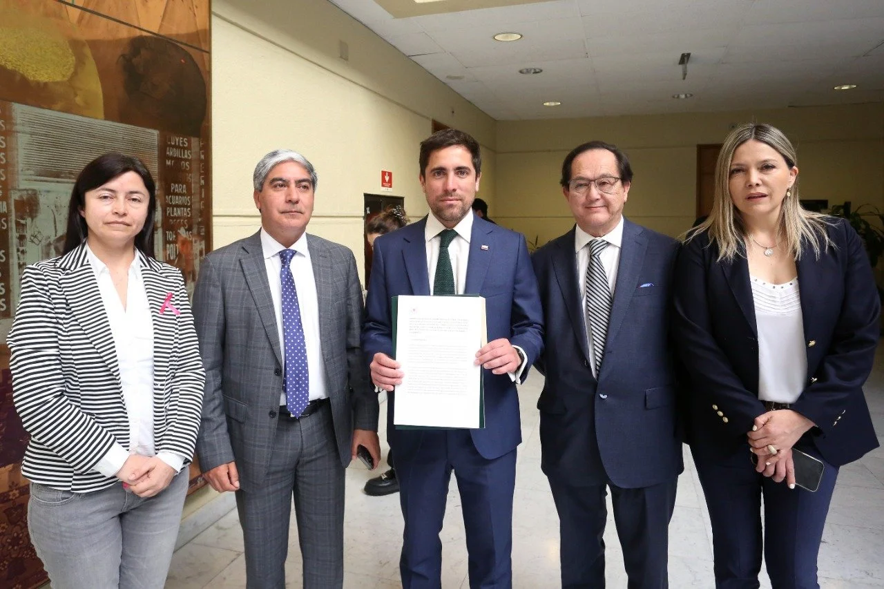 Diputado Cristóbal Martínez logra que el Senado comience a tramitar proyecto de ley que restringe uso de celulares al interior de los colegios