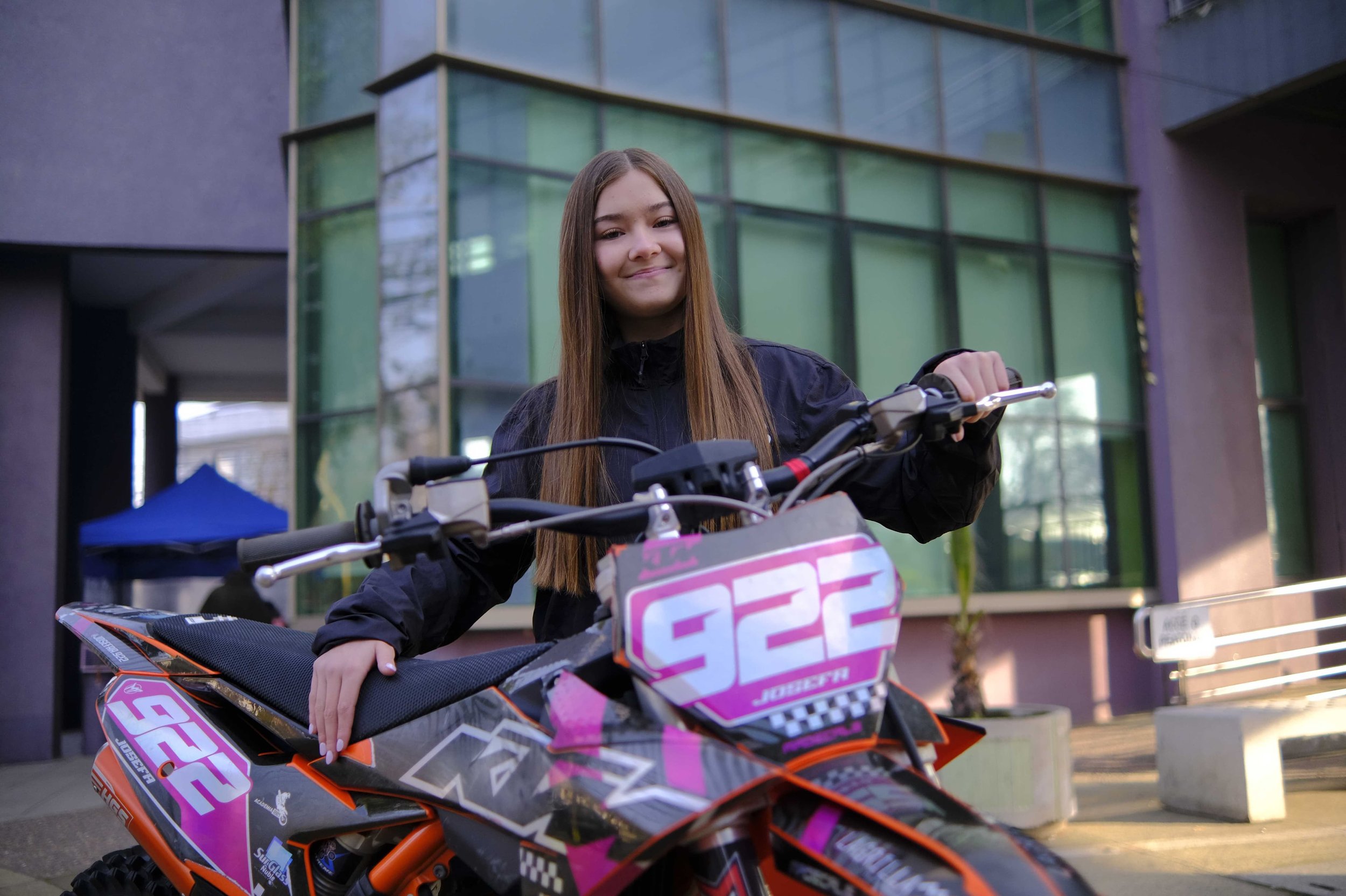 Mujer en la pista: Joven sancarlina con gran presente en motocross busca apoyo para seguir triunfando 