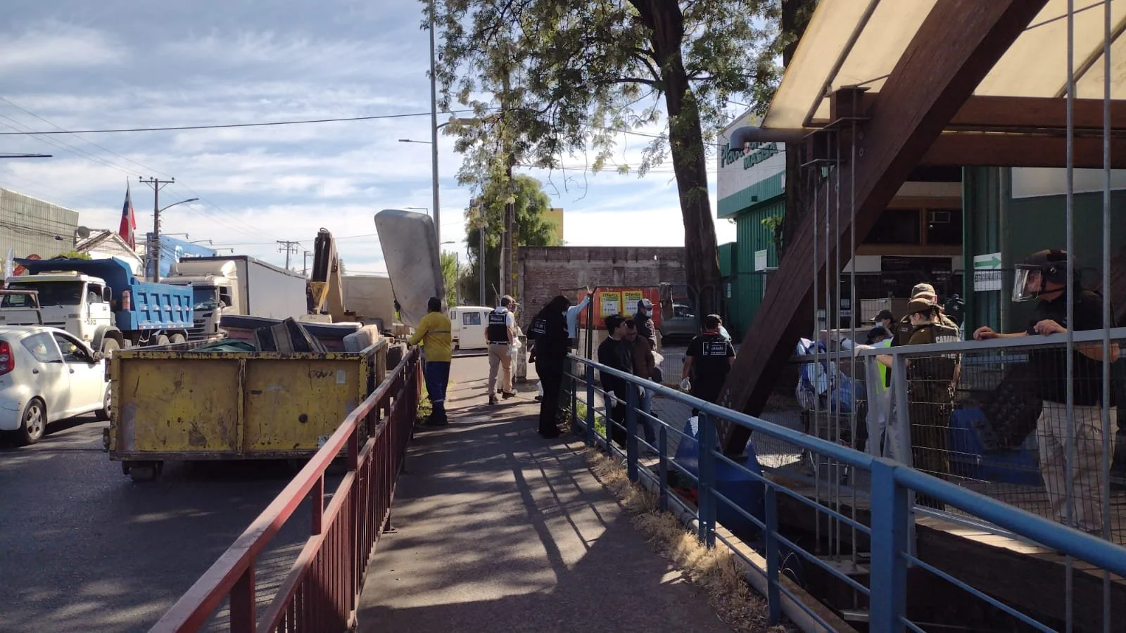 Seis toneladas de desechos retiran bajo tres puentes de Chillán en Plan para resguardar la seguridad ciudadana